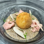 Croustillant d’œuf mollet, tranches fines de veau basse température, crème de champignons